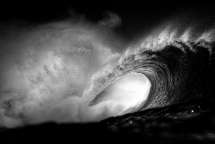 Photo surf. Une vague en noir et blanc